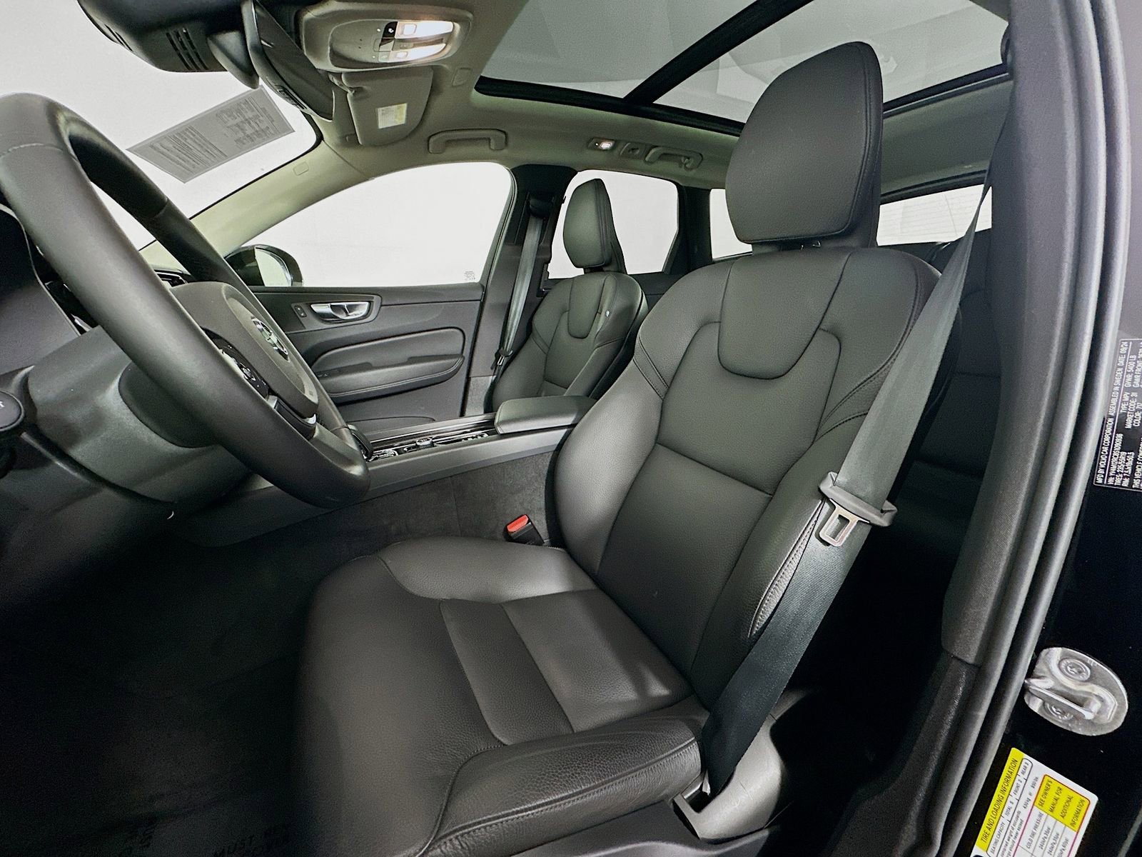 Used 2025 Volvo XC60 B5 Plus image 21