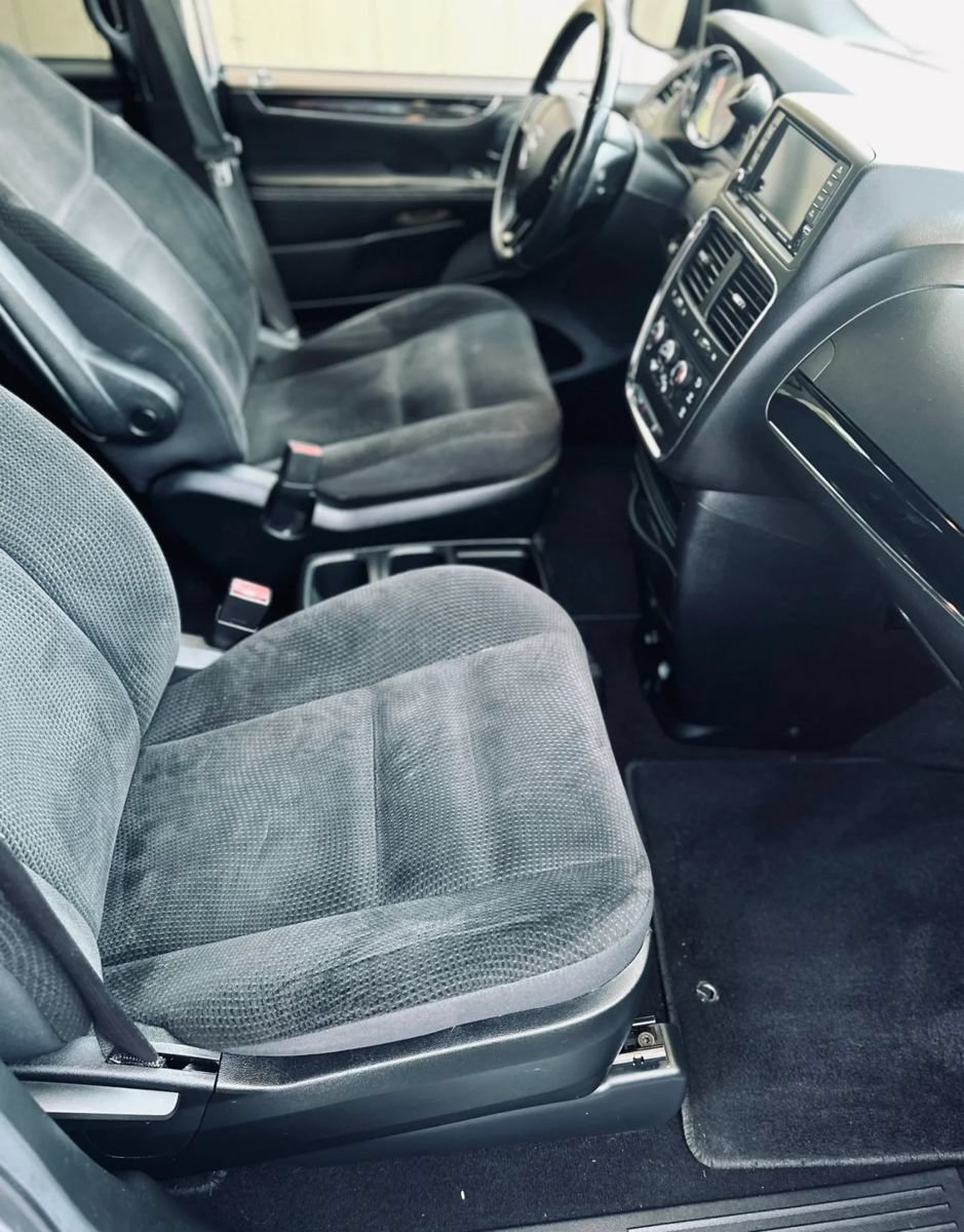 Used 2018 Dodge Grand Caravan SE FWD image 22