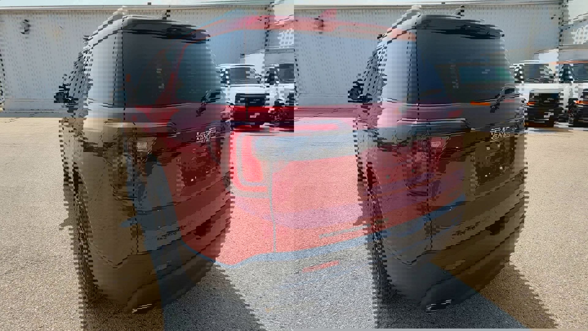 Used 2023 GMC Acadia SLE w/ Driver Convenience Package image 7