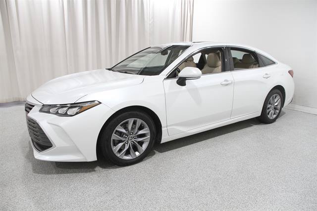 Used 2019 Toyota Avalon XLE w/ Moonroof Package FWD image 3