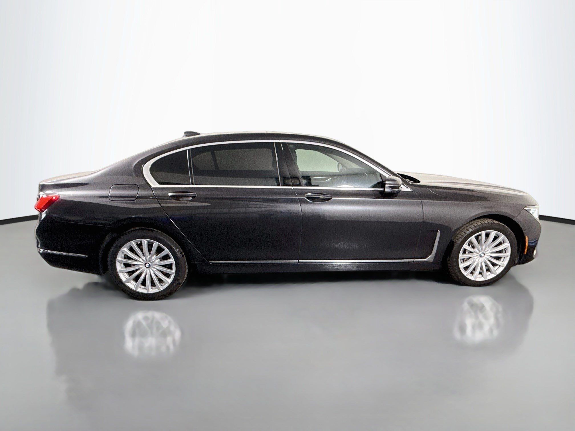 Used 2022 BMW 740i RWD image 11