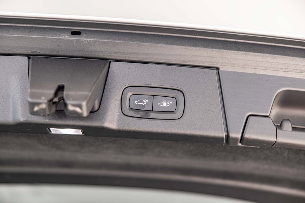 Used 2023 Volvo V90 B6 Cross Country Ultimate w/ Climate Package image 18