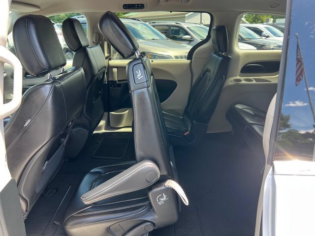 Used 2023 Chrysler Pacifica Touring-L FWD image 5
