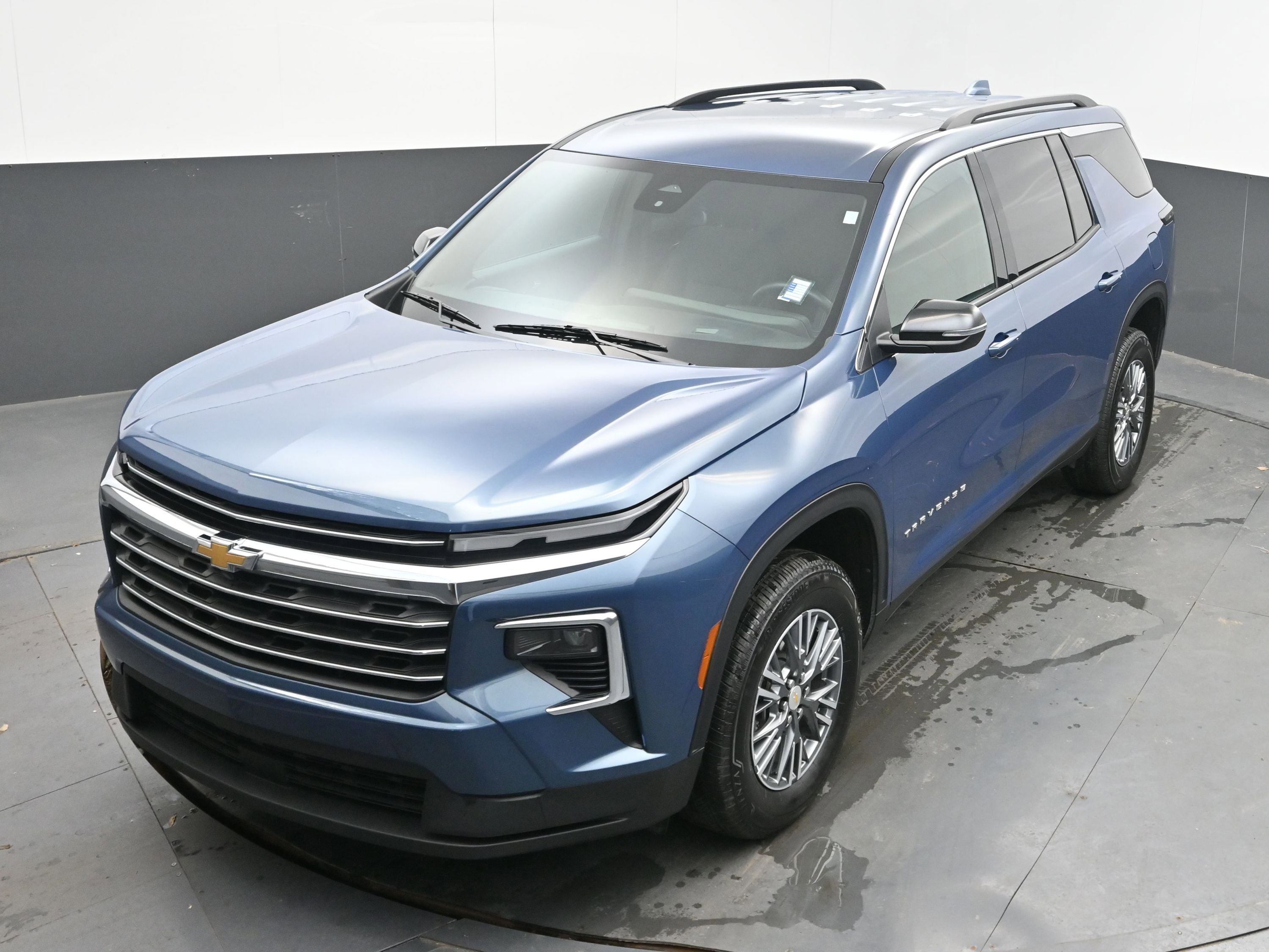 Used 2025 Chevrolet Traverse LT image 34