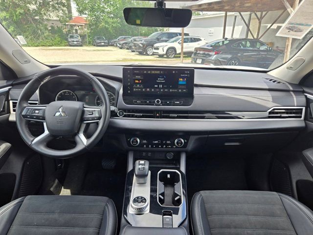 Used 2025 Mitsubishi Outlander AWD image 22