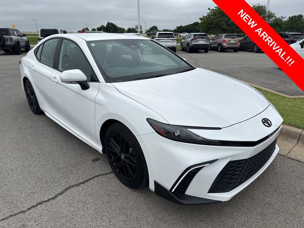 Used 2025 Toyota Camry SE FWD image 1