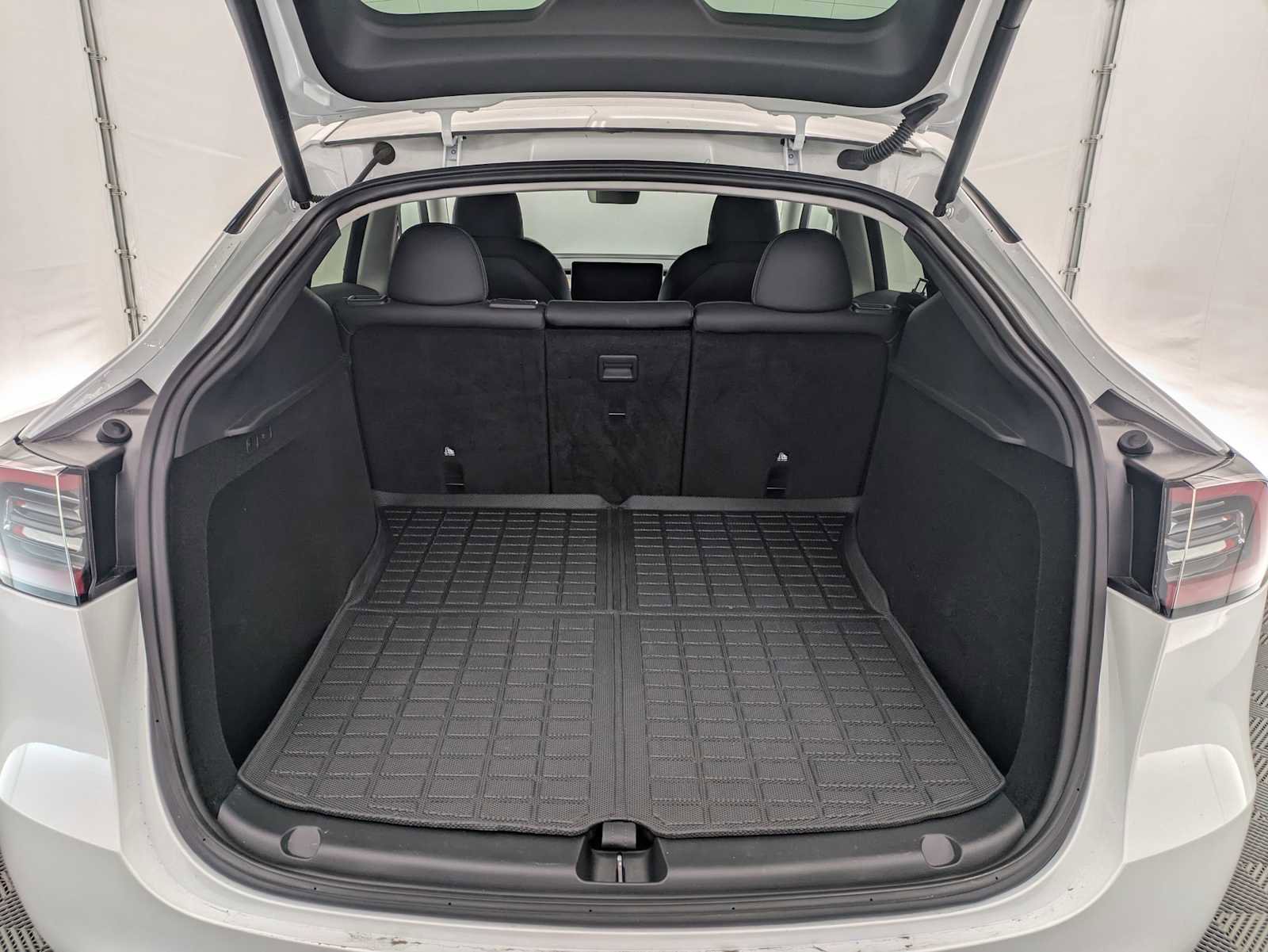 Used 2023 Tesla Model Y Long Range image 29