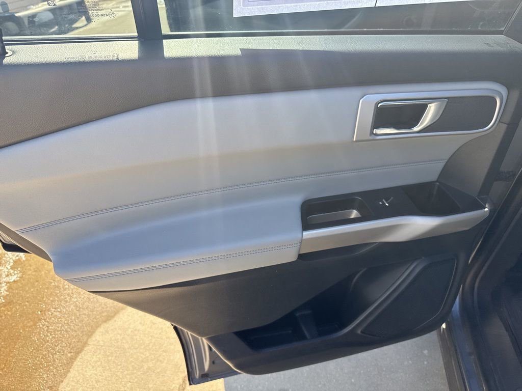 Used 2022 Ford Explorer XLT w/ Equipment Group 202A image 9