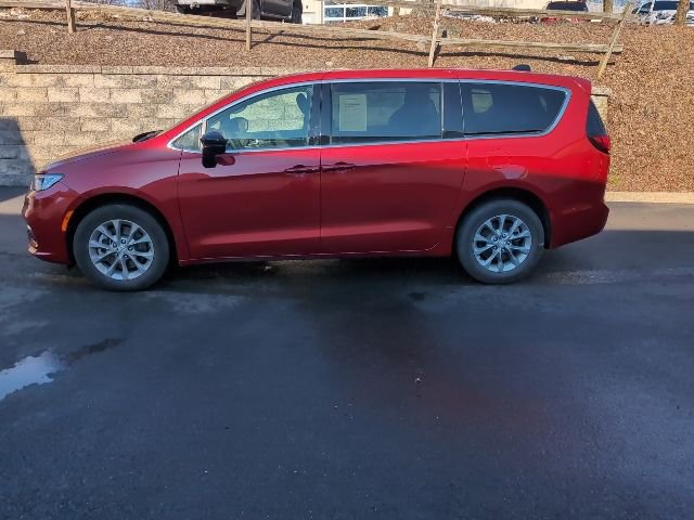 Used 2026 Chrysler Pacifica Select image 6