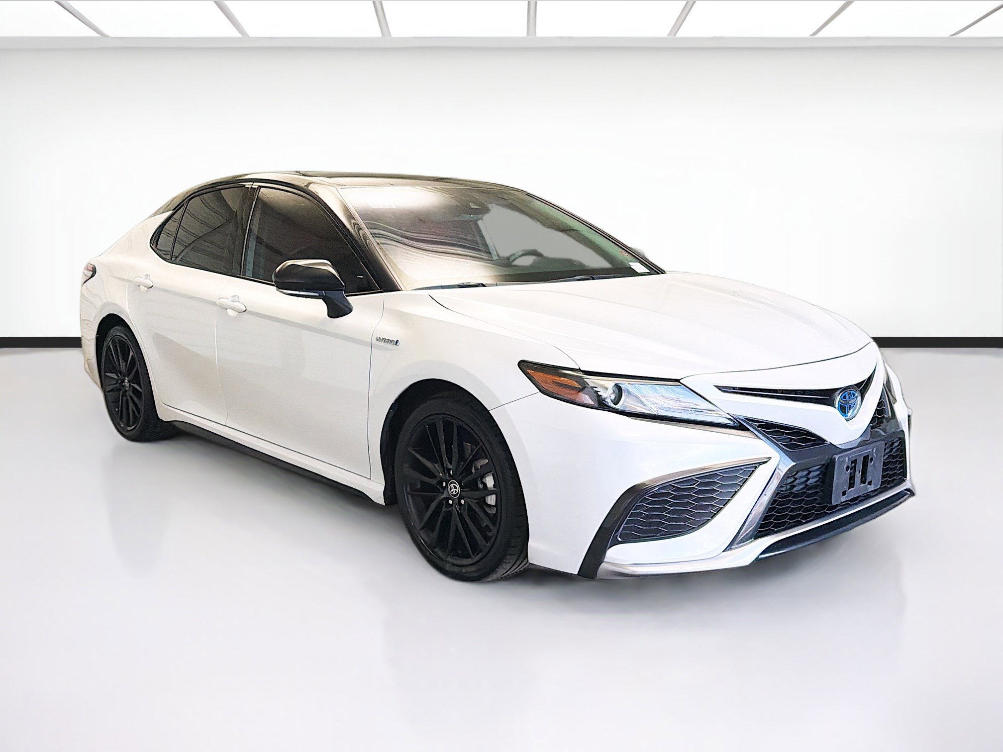 Used 2021 Toyota Camry XSE image 3