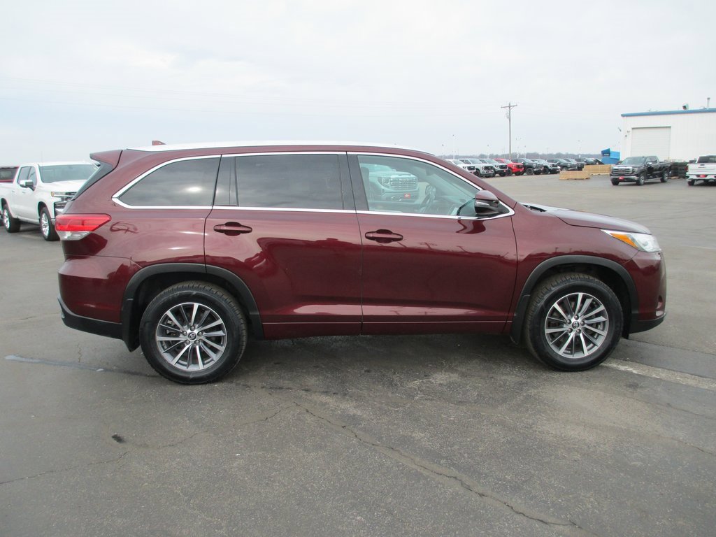 Used 2018 Toyota Highlander XLE image 3