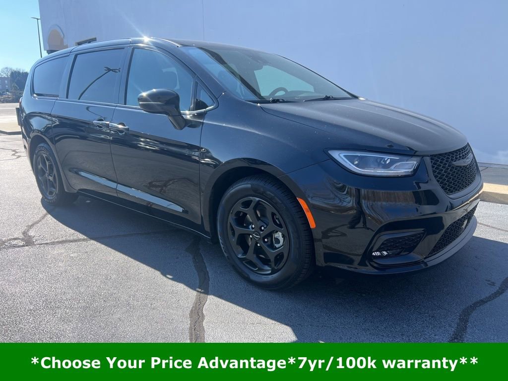 Certified 2022 Chrysler Pacifica Touring-L w/ S Appearance Package image 1