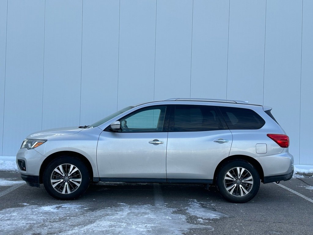 Used 2020 Nissan Pathfinder SV image 2