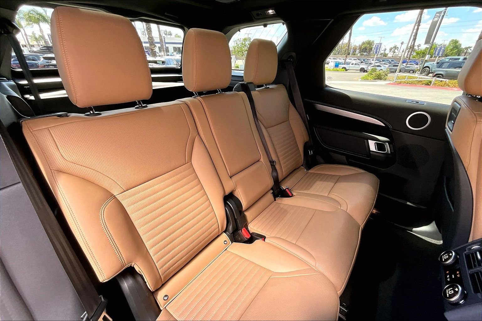 Used 2025 Land Rover Discovery Dynamic SE image 26