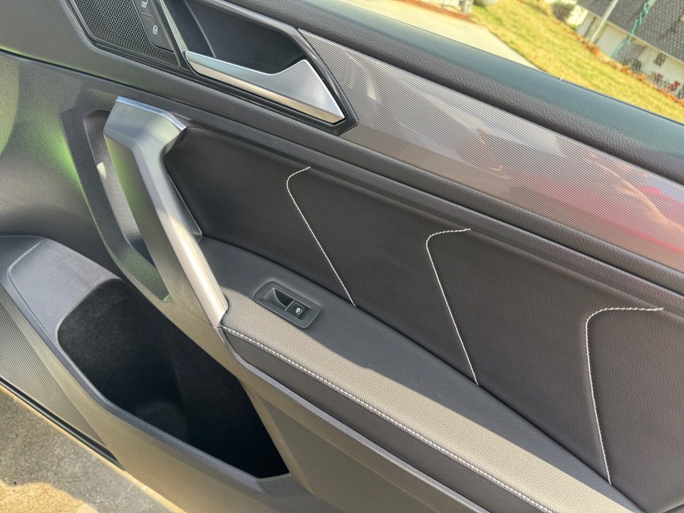 Used 2022 Volkswagen Tiguan SE w/ Panoramic Sunroof Package image 35