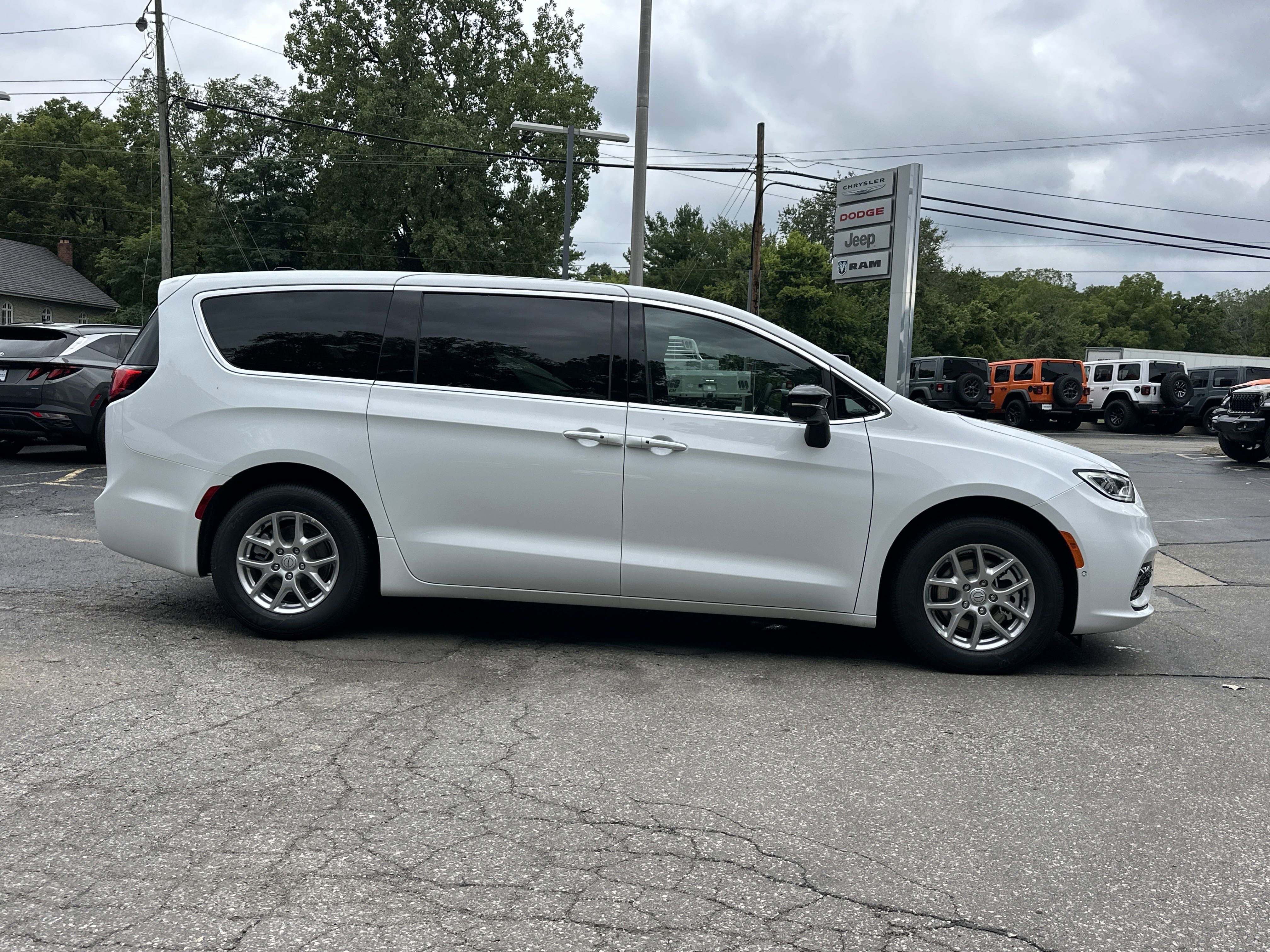 New 2026 Chrysler Pacifica Select image 18
