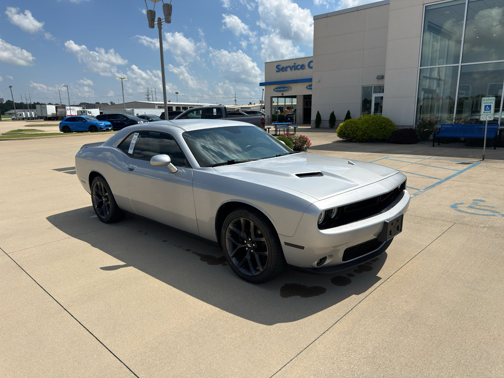 Used 2019 Dodge Challenger SXT w/ Driver Convenience Group RWD image 3