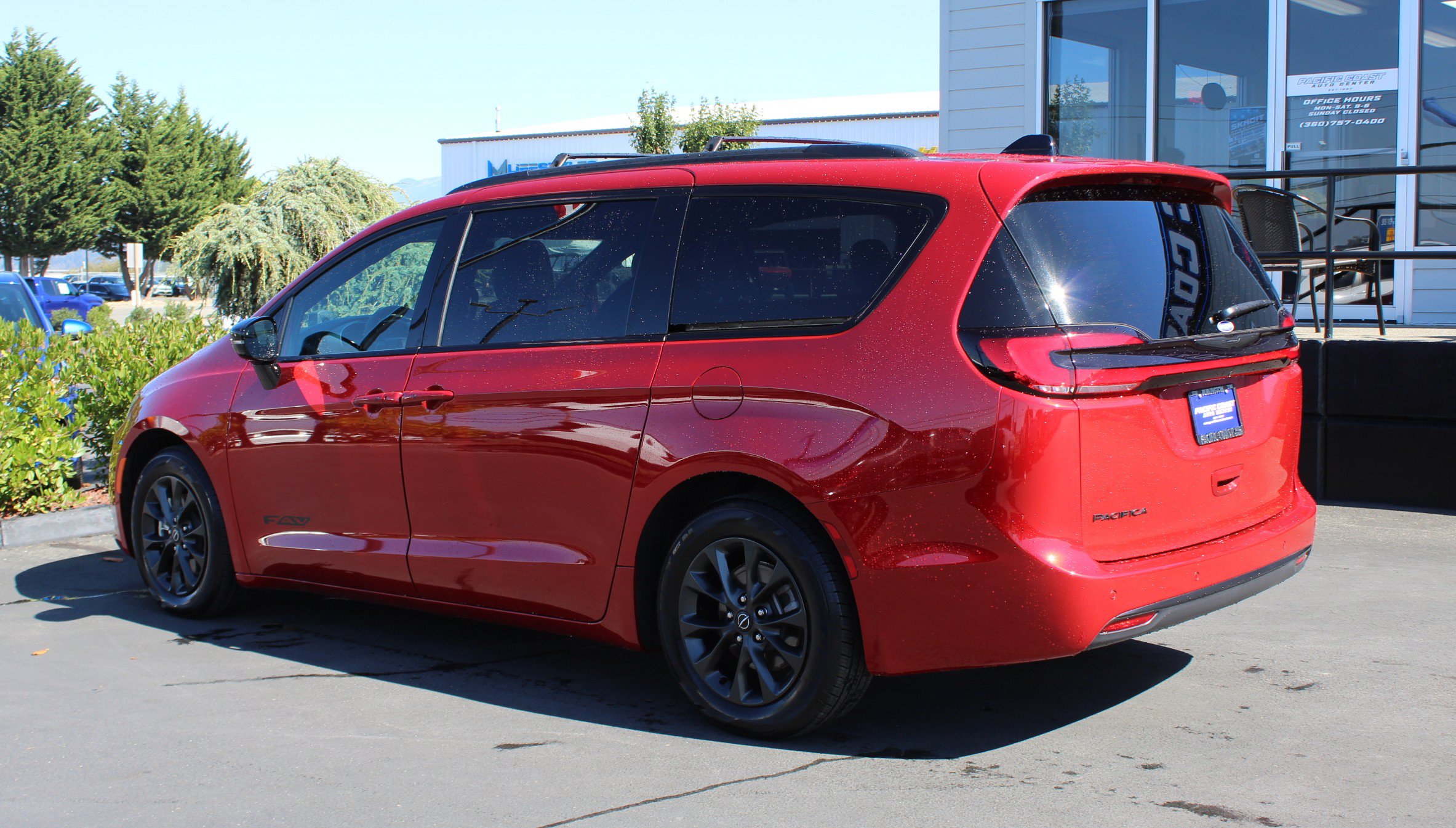 Used 2025 Chrysler Pacifica Select w/ Fav Edition Package FWD image 4