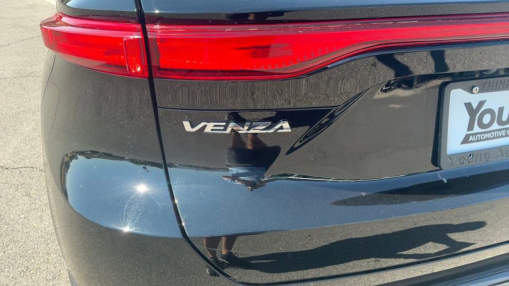 Used 2023 Toyota Venza LE image 4
