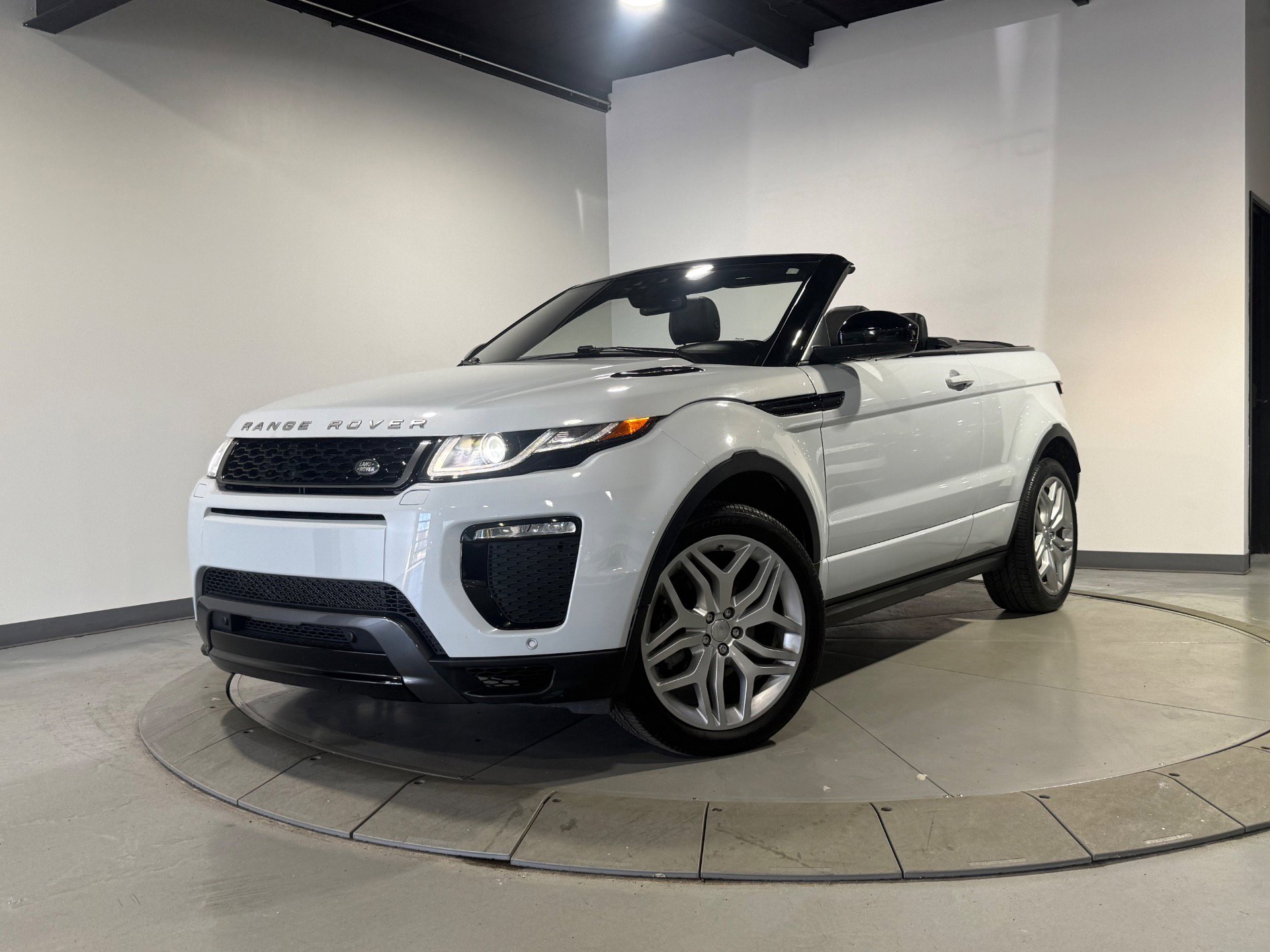 Used 2017 Land Rover Range Rover Evoque HSE Dynamic image 2