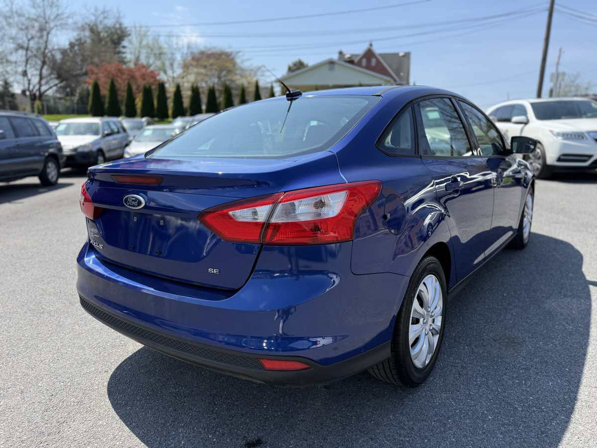 Used 2012 Ford Focus SE w/ SE Winter Pkg image 7