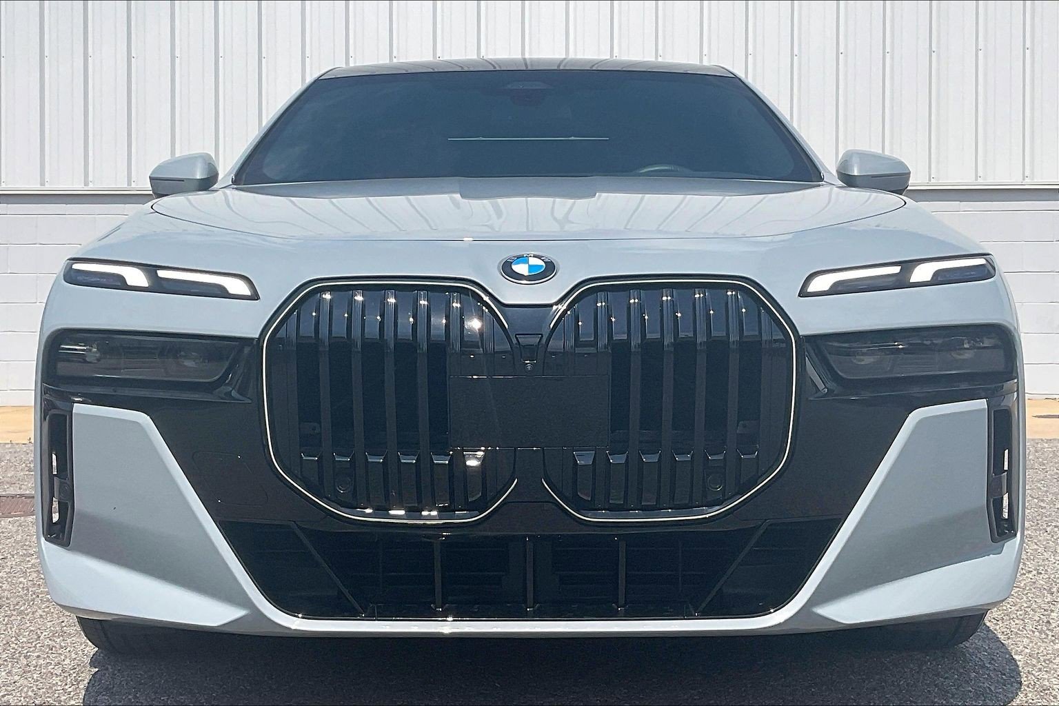 Used 2024 BMW 740i w/ Premium Package 2 RWD image 3