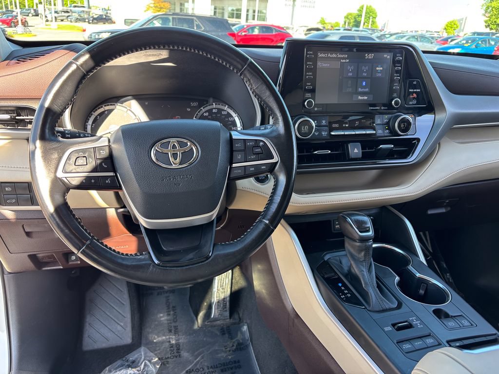 Used 2022 Toyota Highlander XLE AWD/4WD image 22