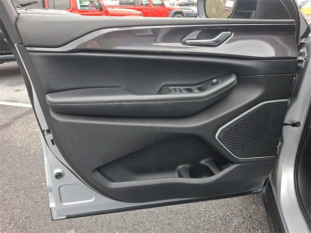 Used 2021 Jeep Grand Cherokee L Laredo w/ Luxury Tech Group I image 12