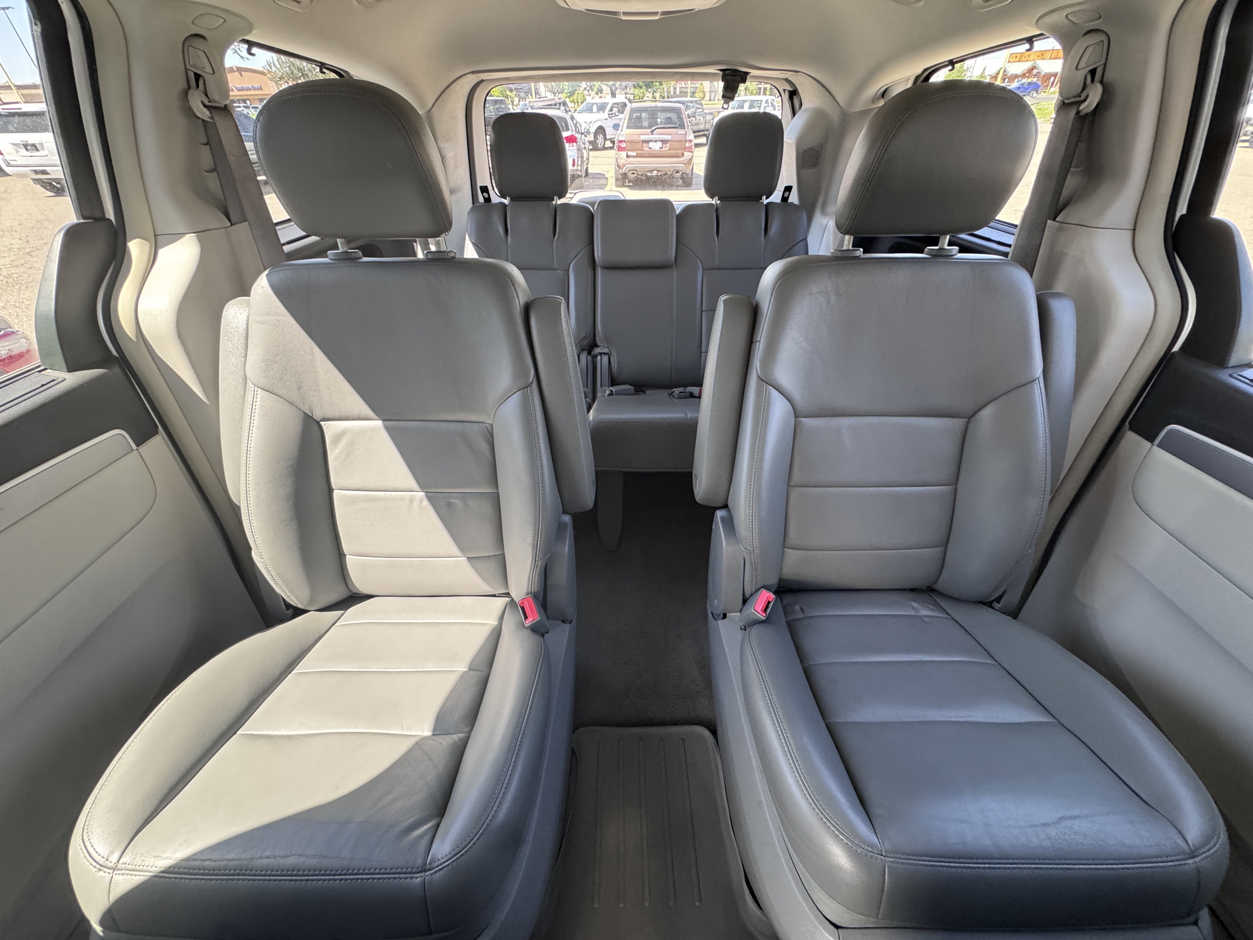 Used 2011 Volkswagen Routan SEL FWD image 36