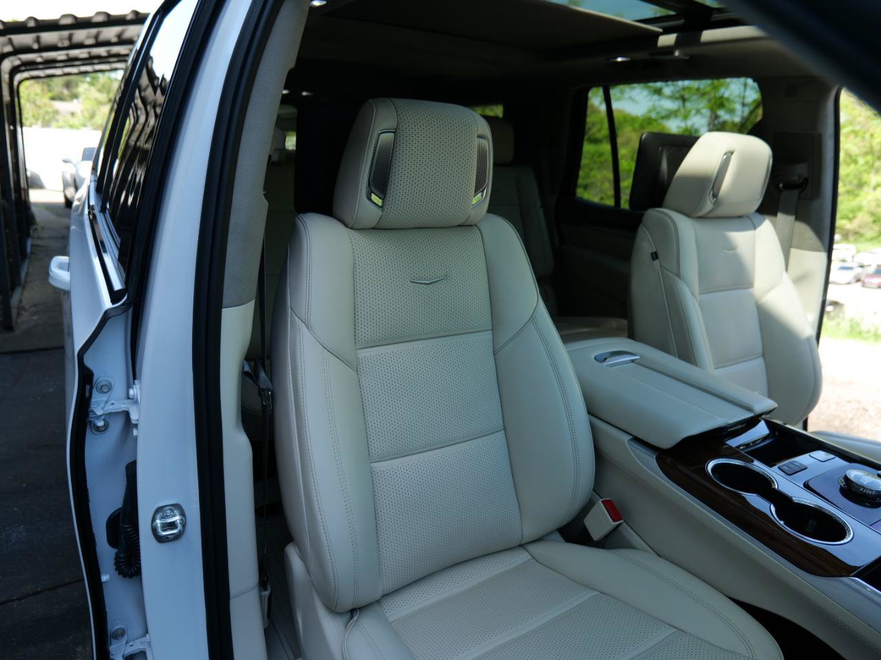 Used 2025 Cadillac Escalade Sport Platinum w/ LPO, Floor Liner Package AWD/4WD image 38