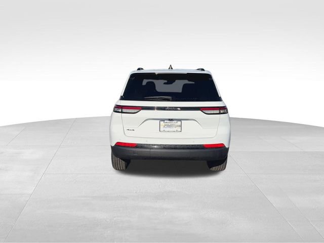 Used 2025 Jeep Grand Cherokee Altitude image 9