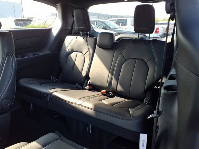New 2026 Chrysler Pacifica Select FWD image 16