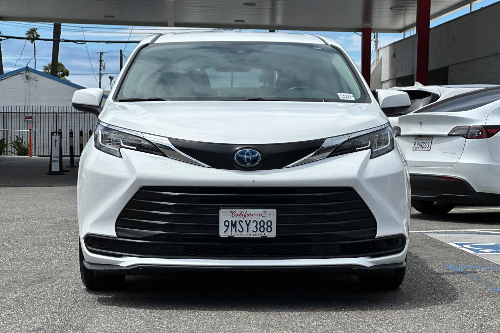 Certified 2023 Toyota Sienna LE FWD image 9