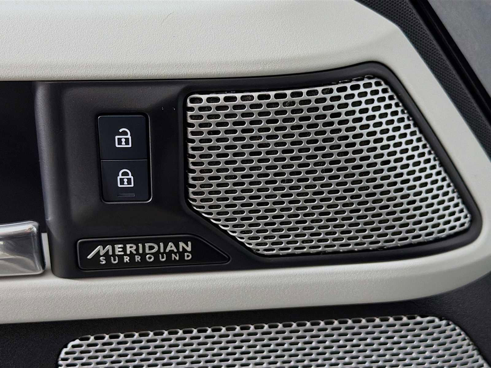 Used 2023 Land Rover Defender 130 SE image 20