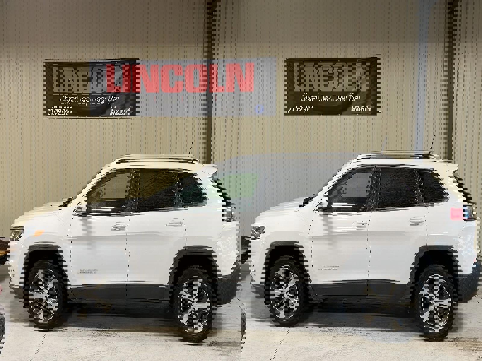 Used 2019 Jeep Cherokee Limited image 2