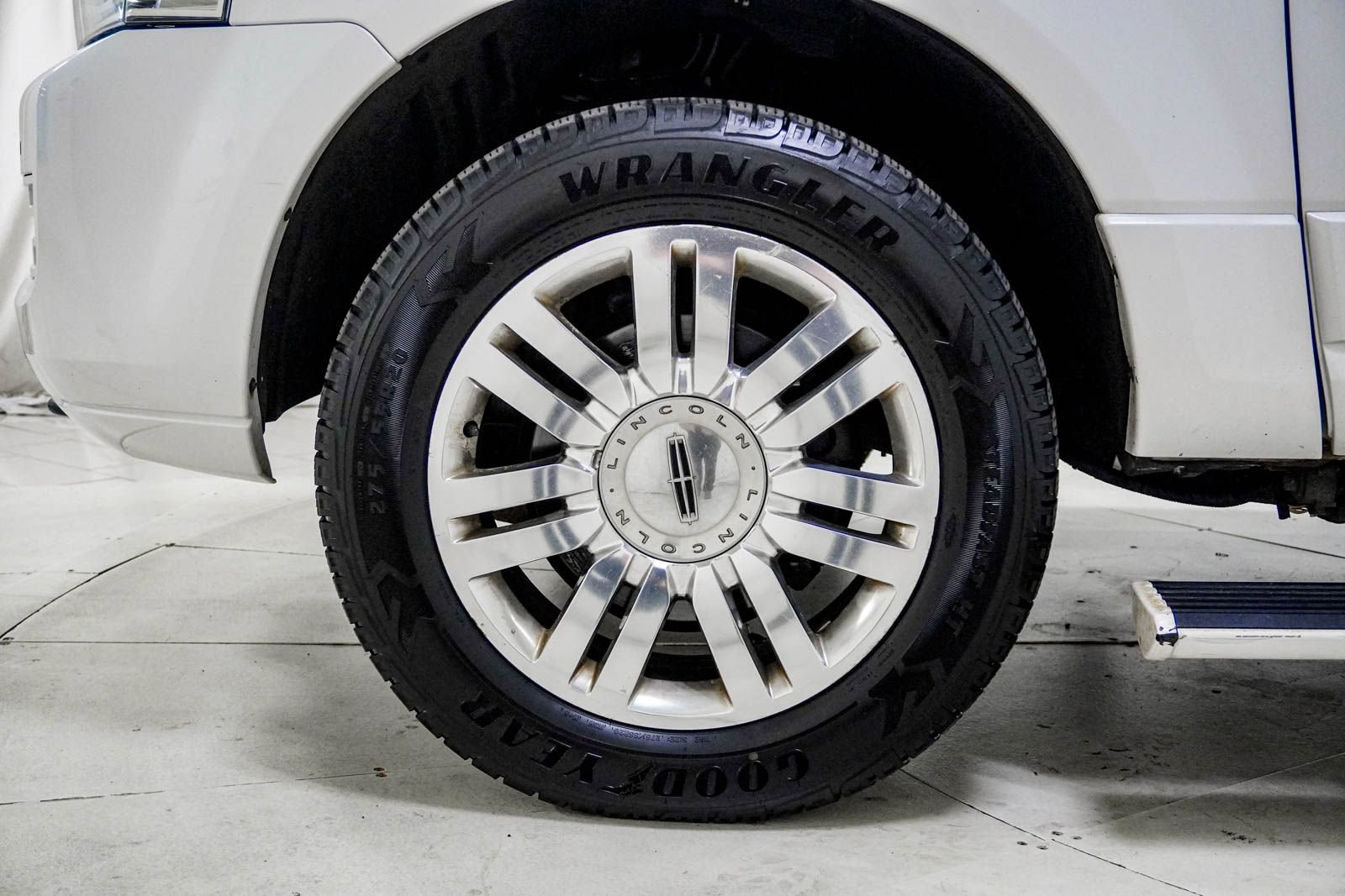 Used 2011 Lincoln Navigator L 4WD image 16