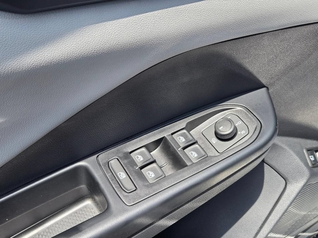 Used 2023 Volkswagen Taos SE w/ Panoramic Sunroof Package FWD image 12
