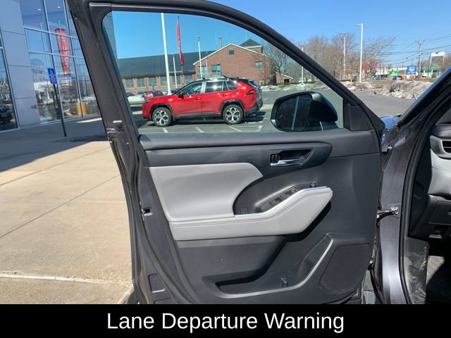 Used 2022 Toyota Highlander XLE image 12