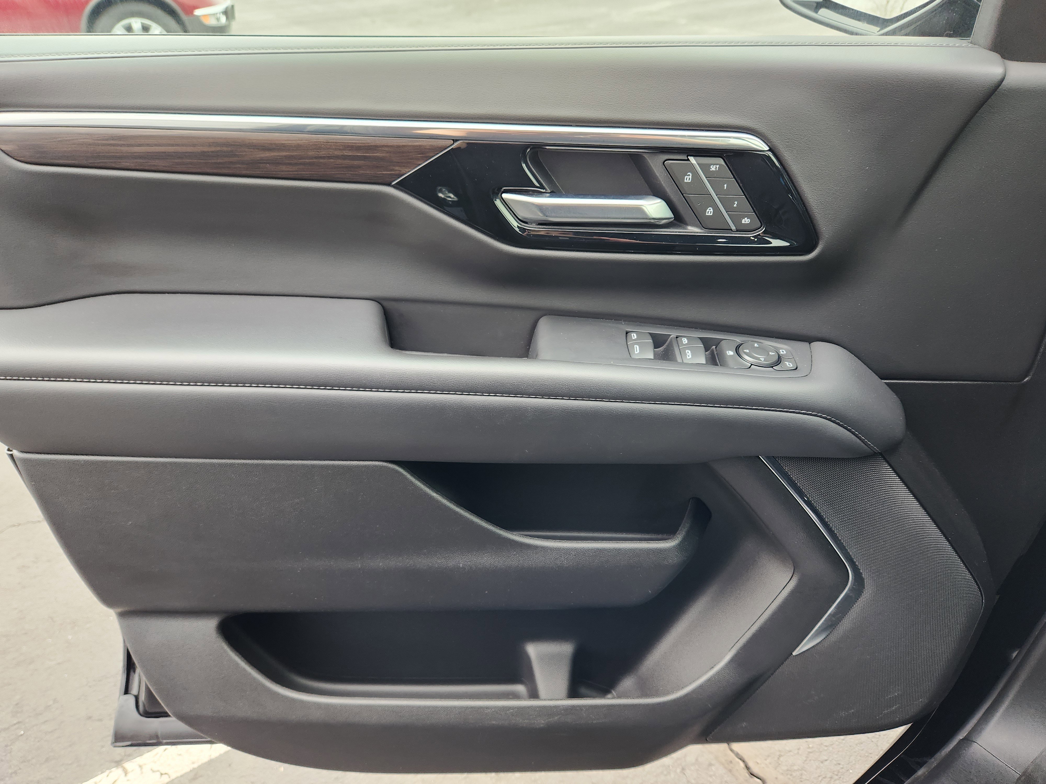 Used 2025 Chevrolet Suburban Z71 image 24