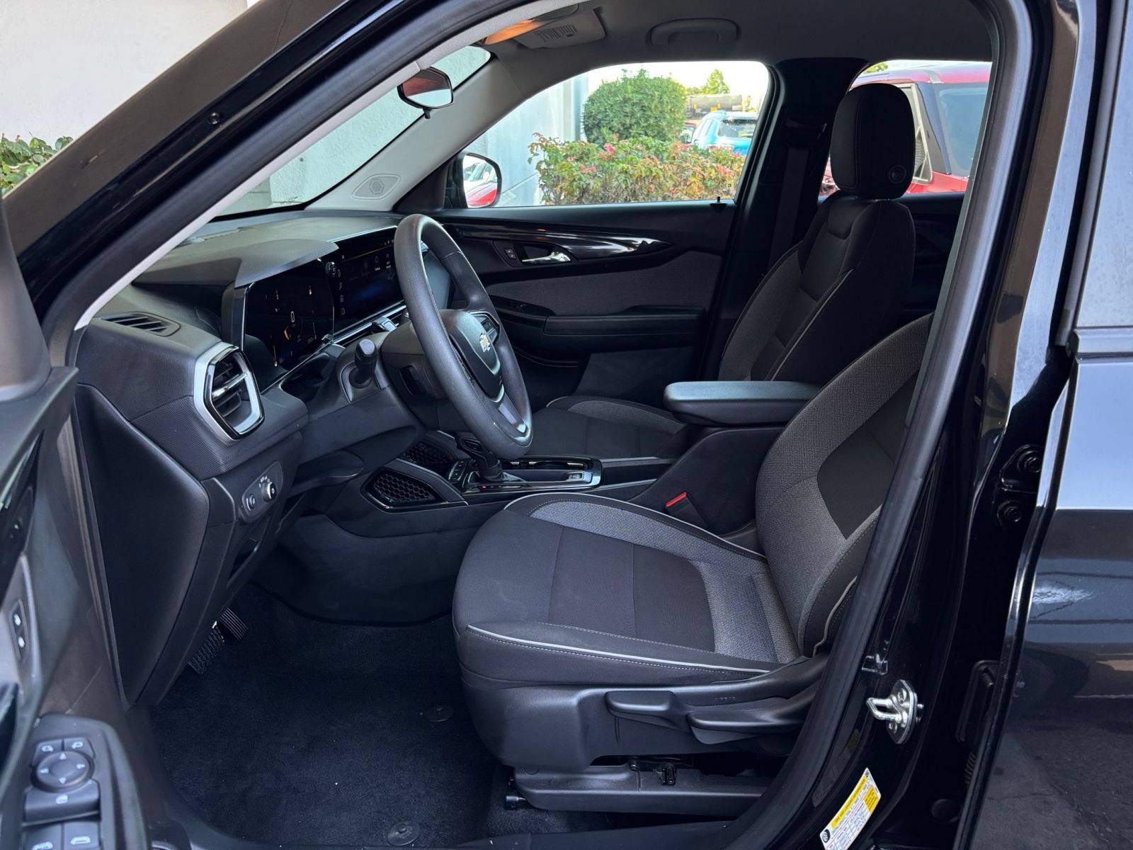 Used 2025 Chevrolet TrailBlazer LT FWD image 25
