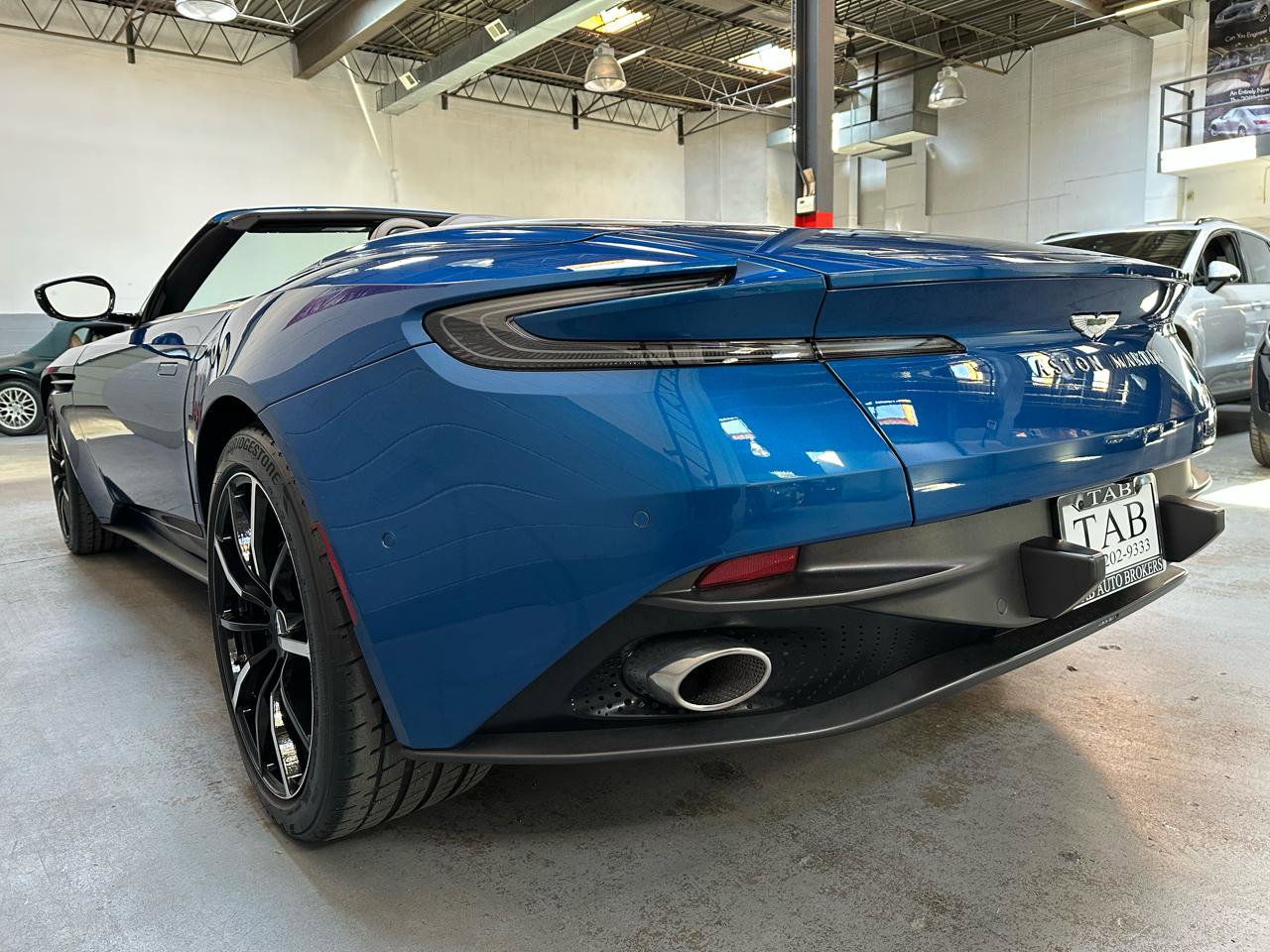 Used 2022 Aston Martin DB11 Volante RWD image 5