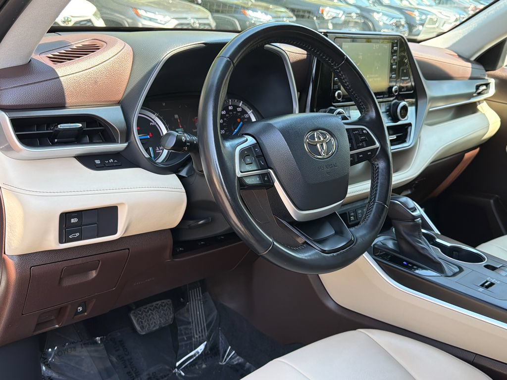 Used 2022 Toyota Highlander XLE AWD/4WD image 21