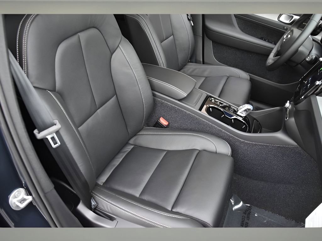 New 2026 Volvo XC40 B5 Plus w/ Protection Package Premier image 32