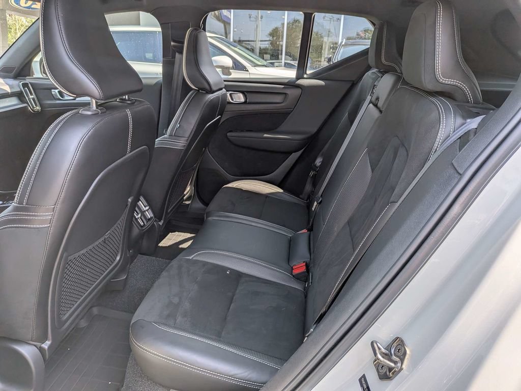 Used 2020 Volvo XC40 T4 R-Design FWD image 18