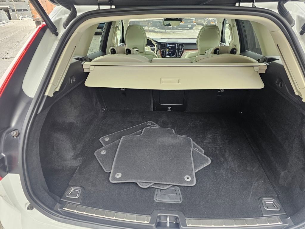 Used 2021 Volvo XC60 T5 Momentum image 7