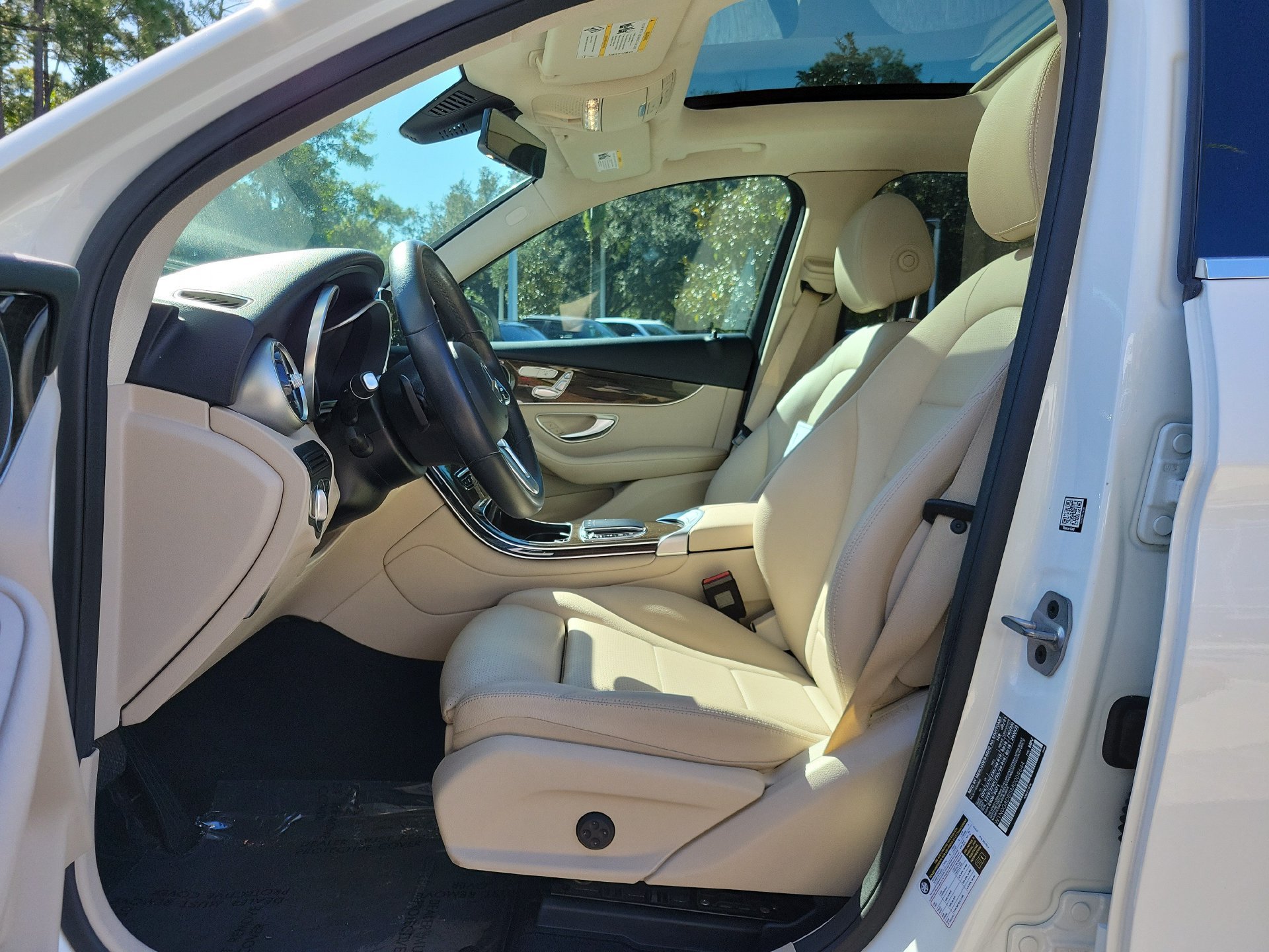 Used 2021 Mercedes-Benz GLC 300 w/ Premium Package image 32