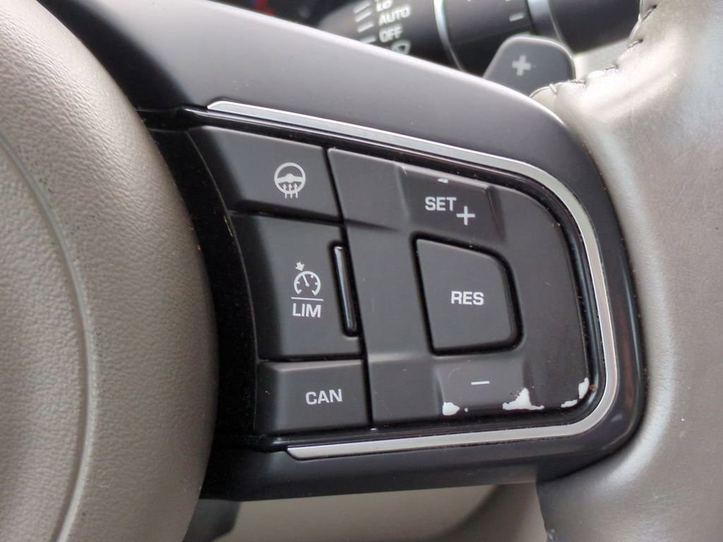 Used 2016 Jaguar XF Prestige image 26