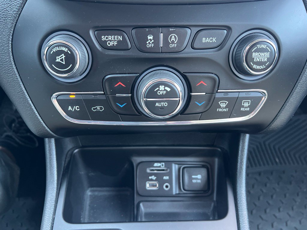 Used 2016 Jeep Cherokee Latitude w/ Comfort/Convenience Group FWD image 16