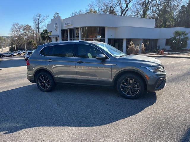 Used 2022 Volkswagen Tiguan SE w/ Panoramic Sunroof Package image 2