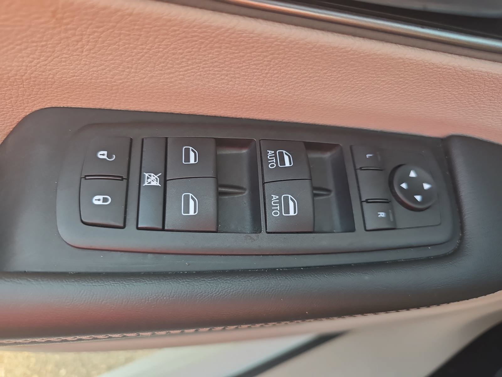 Used 2024 Chrysler Pacifica Limited FWD image 30